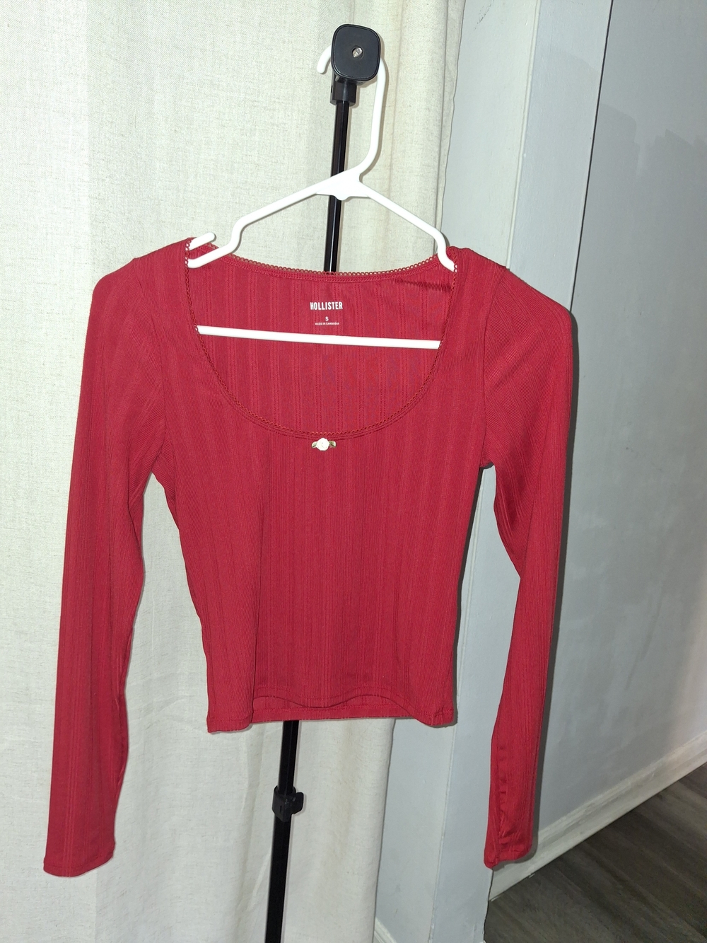 Hollister Women's Red Ribbed Long-Sleeve Scoop Top